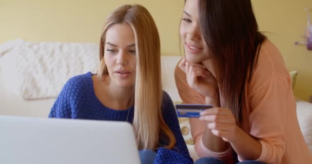 Mujeres haciendo compras en línea — Vídeos de Stock