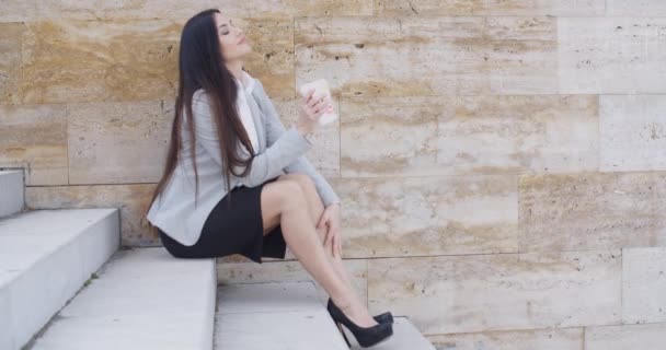 Femme d'affaires assise dans les escaliers et buvant du café — Video