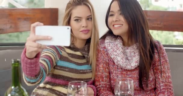 Mujeres tomando selfie en restaurante de la ciudad — Vídeos de Stock