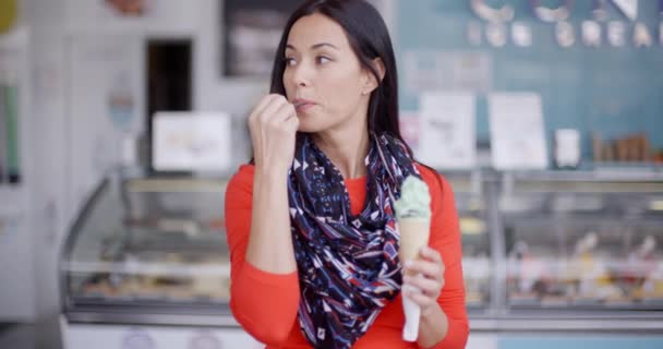Frau isst Eis im Stadtcafé — Stockvideo