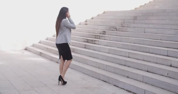 Empresária andando em escadas de mármore — Vídeo de Stock