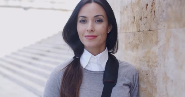 Mulher de negócios em suéter segurando saco — Vídeo de Stock
