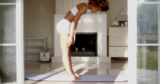 Meisje doen yoga oefeningen — Stockvideo