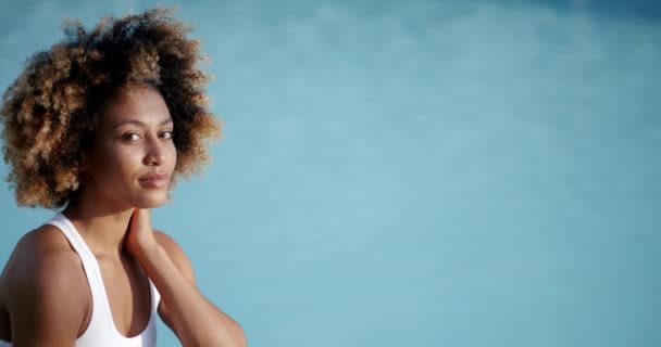 Femme relaxante près de la piscine — Video