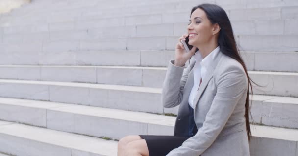 Femme d'affaires sur les escaliers en marbre parlant au téléphone — Video