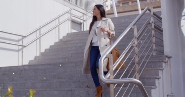 Mujer caminando por las escaleras — Vídeo de stock