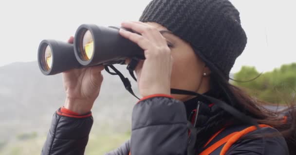 Woman enjoying misty hike in mountains — 图库视频影像