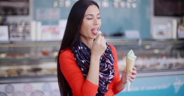 Vrouw eten van ijs in stad café — Stockvideo