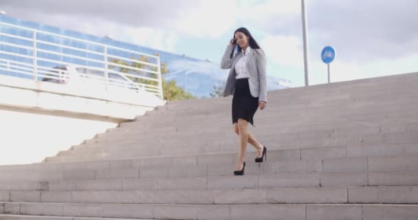 Mujer de negocios caminando por la escalera — Vídeos de Stock