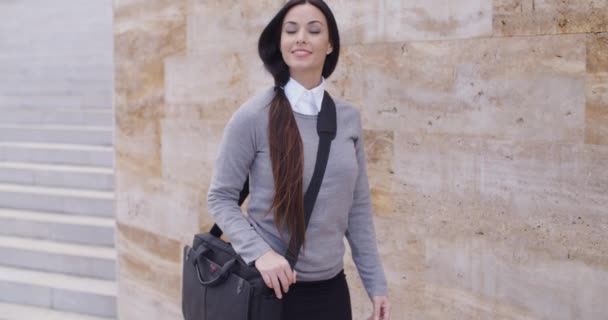 Businesswoman in sweater holding bag — Stock Video