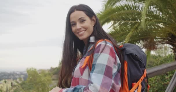 Mujer con mochila admirando el paisaje — Vídeos de Stock