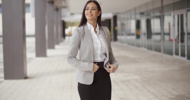 Affärskvinna gå nära kontorsbyggnad — Stockvideo