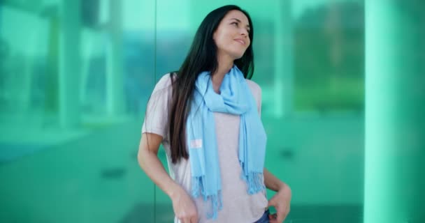 Femme debout contre le mur de verre — Video