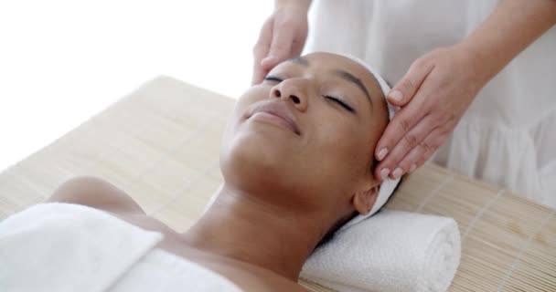 Žena přijímá masáž hlavy — Stock video