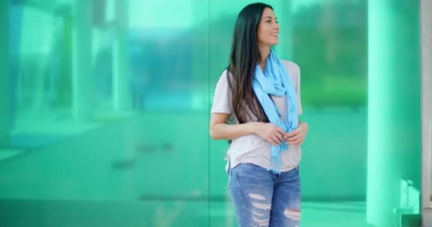 Femme debout contre le mur de verre — Video