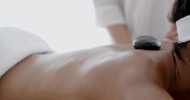 Mujer consiguiendo caliente piedras masaje — Vídeo de stock