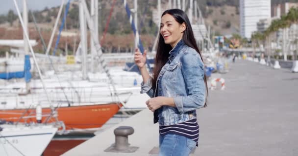 Žena prochází kolem marina — Stock video