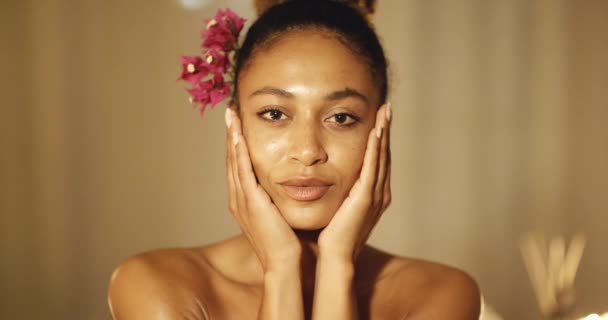 Cara de mujer con flores frescas — Vídeo de stock