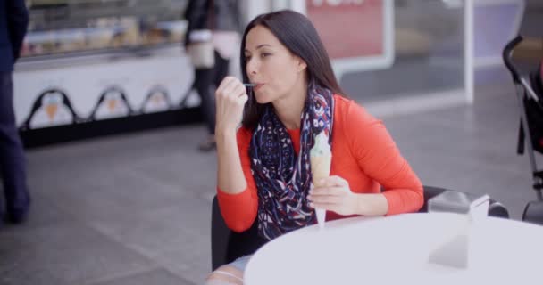 Mulher comendo sorvete no café da cidade — Vídeo de Stock