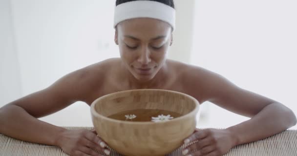 Mulher fazendo tratamentos de spa — Vídeo de Stock