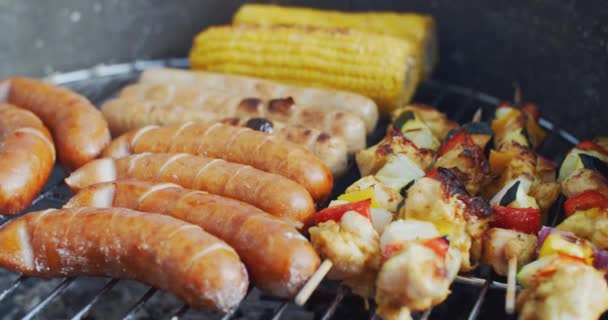 Embutidos y verduras en la barbacoa — Vídeo de stock