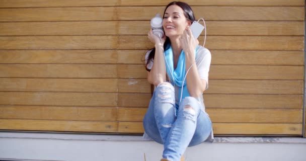 Mujer escuchando música en el teléfono móvil — Vídeos de Stock