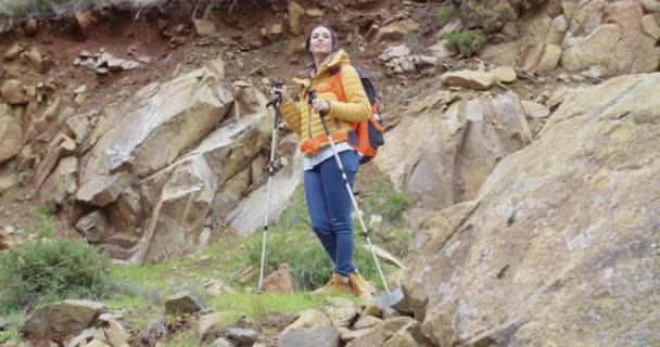 Woman on hiking trail in mountains — Stockvideo