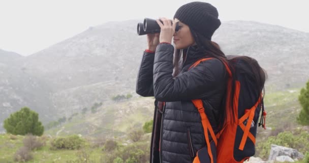 Woman enjoying misty hike in mountains — Stockvideo