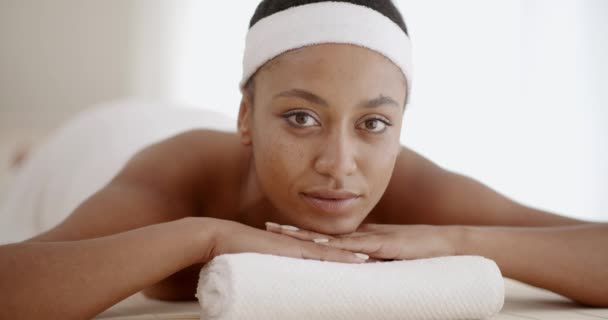 Donna sul lettino da massaggio — Video Stock