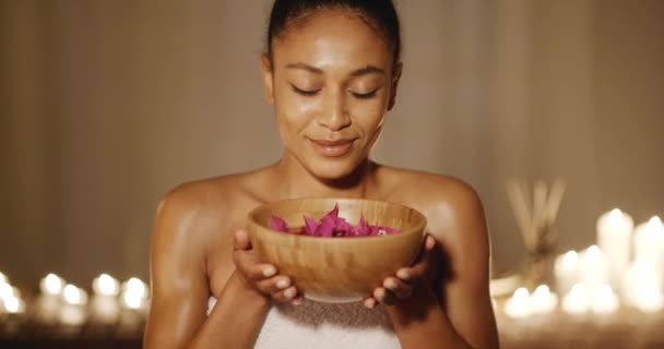 Mujer sosteniendo tazón con agua aromática — Vídeos de Stock