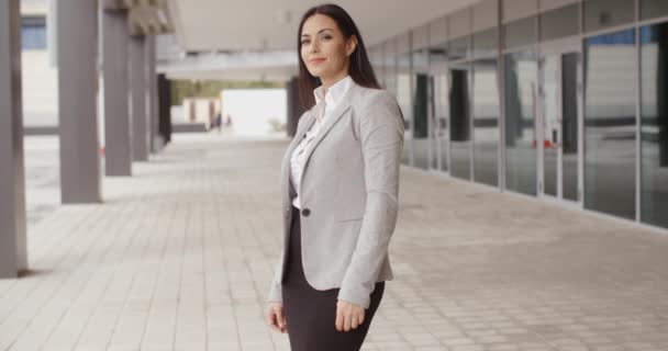 Business woman walking near office building — стоковое видео
