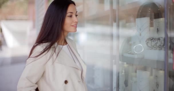 Vrouw in stedelijke winkelcentrum winkelen — Stockvideo