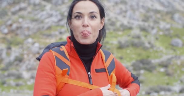 Woman on hiking trail in mountains — Stock video