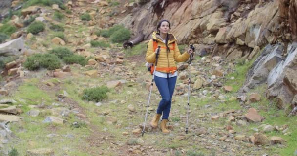 Woman on hiking trail in mountains — Stockvideo