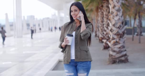 Mulher andando no parque e falando no celular — Vídeo de Stock