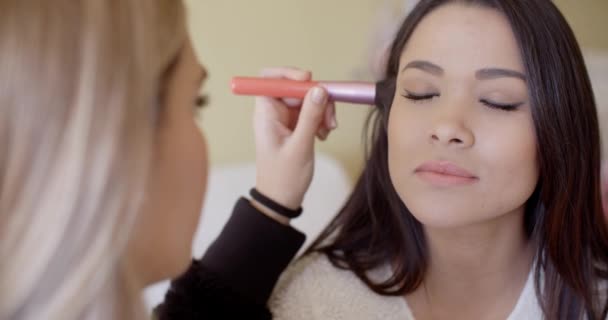 Mujer haciendo maquillaje a novia — Vídeos de Stock