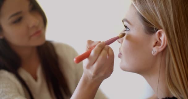 Mujer haciendo maquillaje a novia — Vídeo de stock