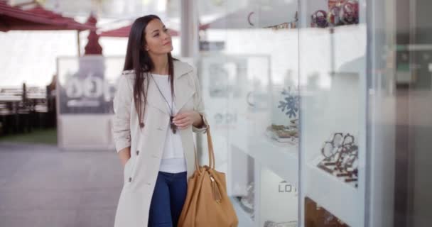 Frau kauft in städtischem Einkaufszentrum ein — Stockvideo