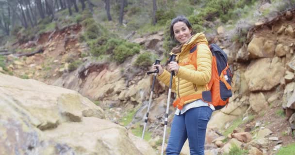 Жінка на пішохідній стежці в горах — стокове відео