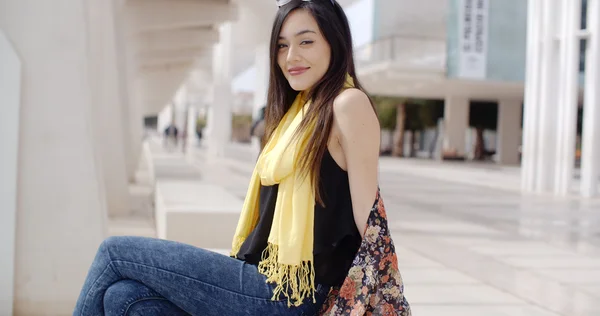 Mujer relajándose en la ciudad en el banco — Foto de Stock