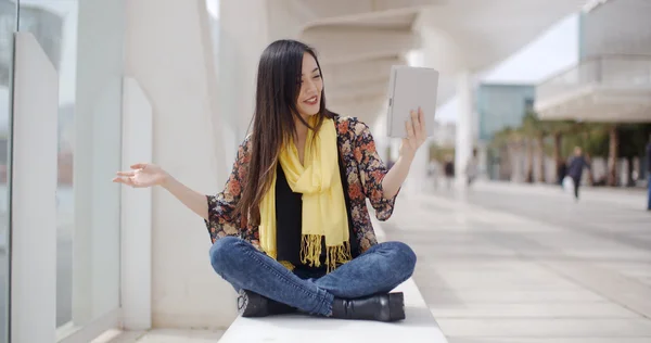 Mulher acenando a mão no computador tablet — Fotografia de Stock