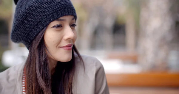 Femme souriante en bonnet tricoté — Photo