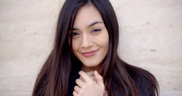 Woman with brunette hair looking at camera — Stock Photo, Image