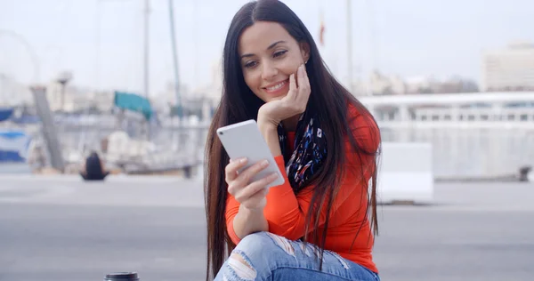 Attraktive Frau beim Lesen einer SMS — Stockfoto