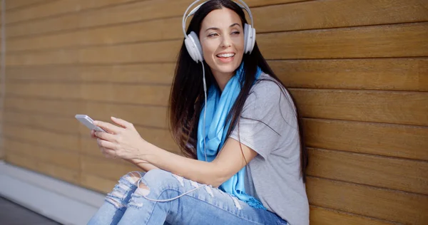 Vrouw genieten van muziek op de stereo hoofdtelefoon — Stockfoto