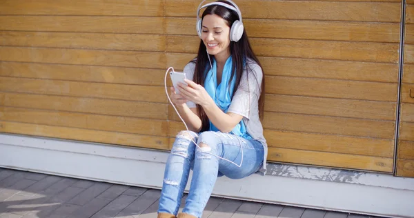 Vrouw genieten van muziek op de stereo hoofdtelefoon — Stockfoto