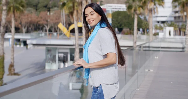 Mujer con pelo negro y bufanda azul —  Fotos de Stock