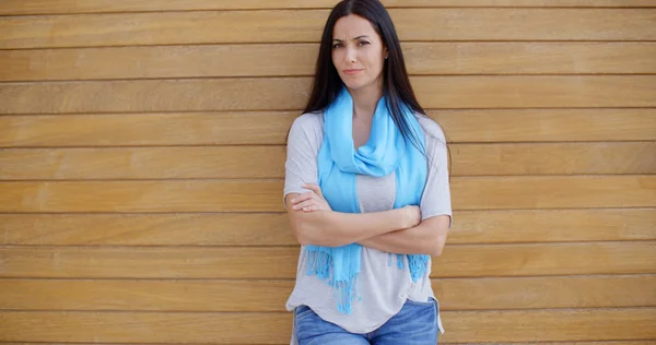 Mujer segura con los brazos cruzados — Foto de Stock