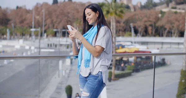 Frau benutzte Handy — Stockfoto