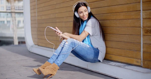 Mujer disfrutando de música en el teléfono móvil —  Fotos de Stock